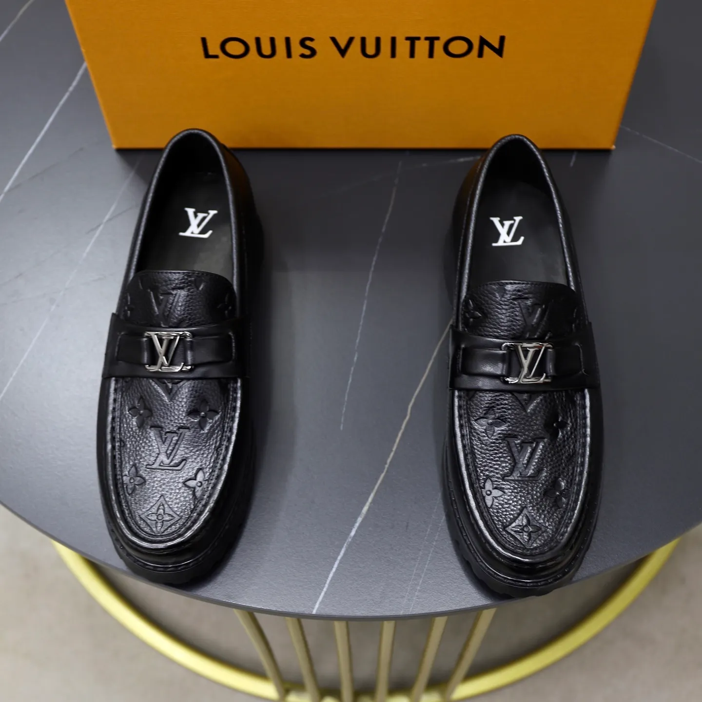 Men's men's shoes💰600💰Louis Vuitton LV men's classic Oxford shoes, men's business formal boutique leather shoes, classic style, almond kernel exquisite toe, ultimate art, the whole shoe is made of imported cow leather (open edge beads), carefully selected, fine pores, excellent gloss, soft texture, strong toughness, durable and not easy to deform, apricot calf leather lining, soft, comfortable, sweat-absorbent and breathable. Foam outsole, original box and dust bag packaging! Size: 38–44 (45/46 customized)